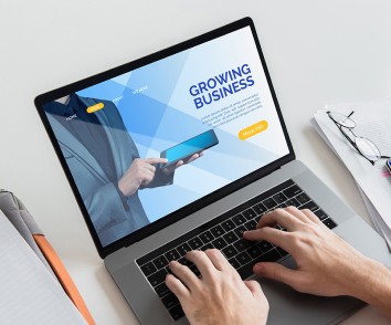 Человек набирает что-то на ноутбуке